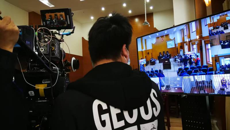 AI生成VS人工创意——友好区广告片拍摄公司的技术浪漫主义实践